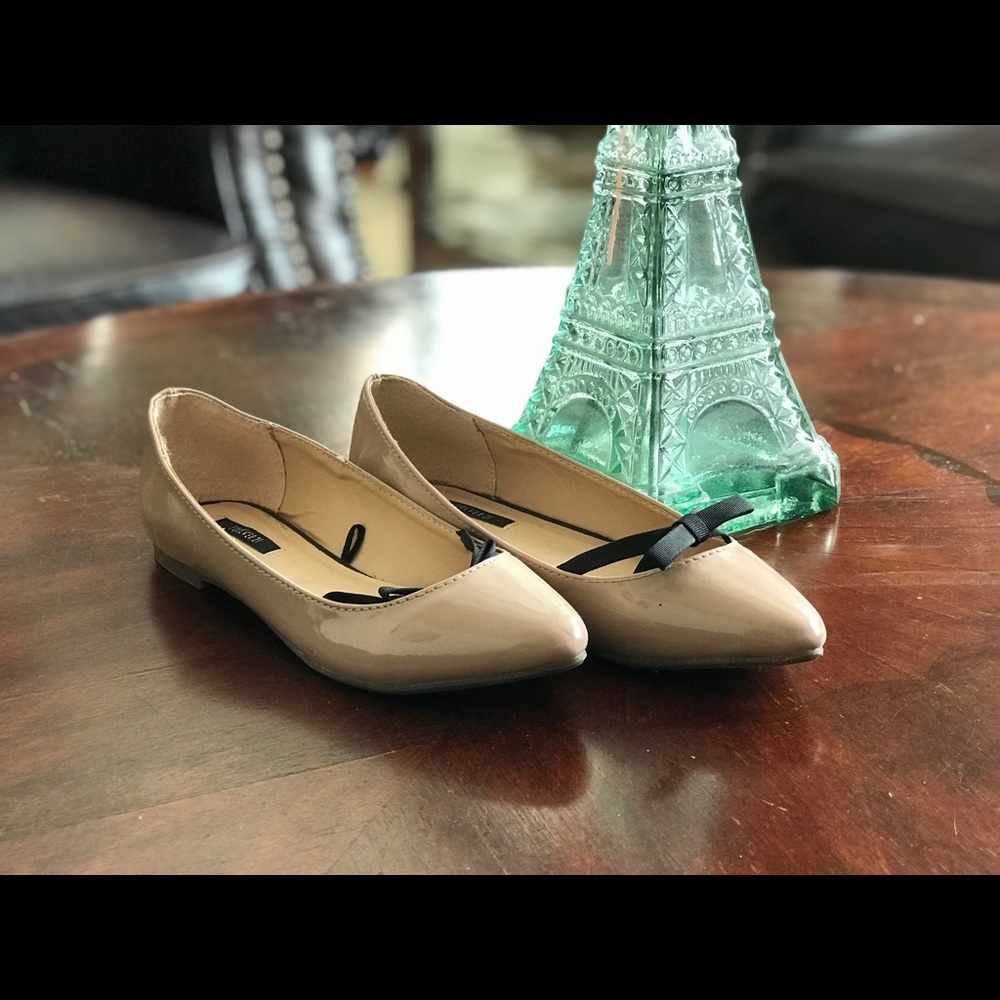 Nude point flats with bow